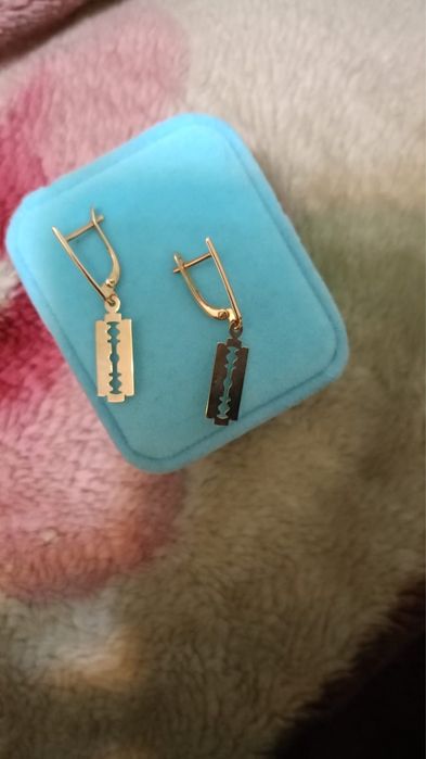 Продам золотые серьги