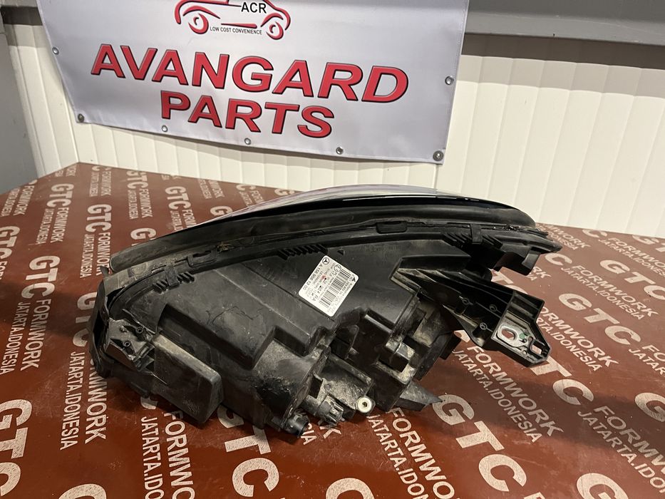 Фар Mercedes GLA W156