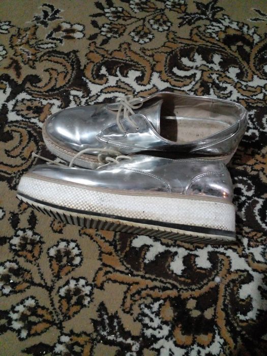 Продам ботинки на шнурках