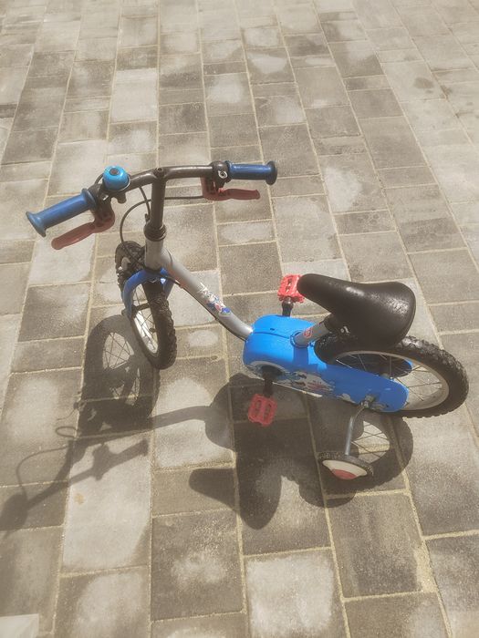 Bicicletă cu roți ajutătoare