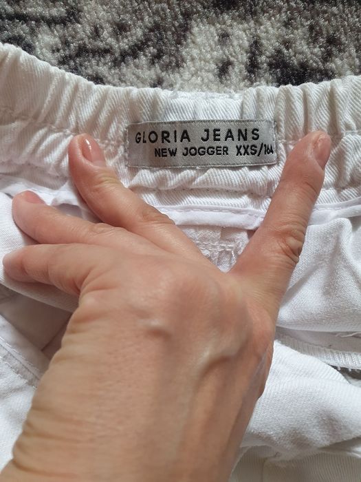 Стильные белые джинсы