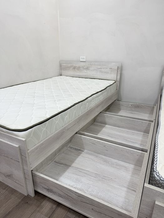 Продам 2 кровати с матрасом
