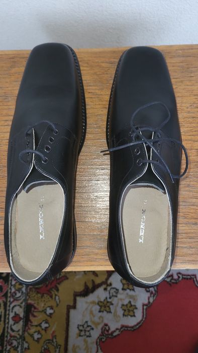 Pantofi pentru barbați de vânzare.