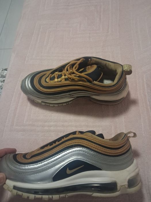 Adidai Nike buni