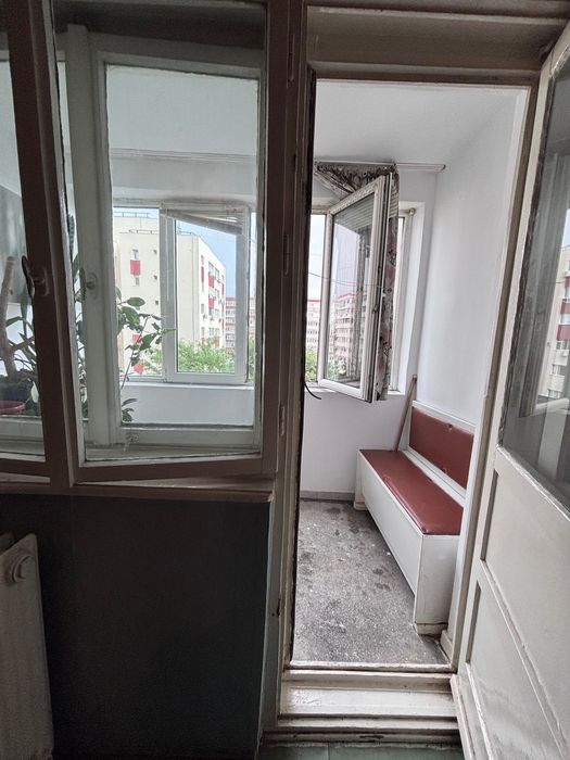 Vand apartament 2 camere sector 4