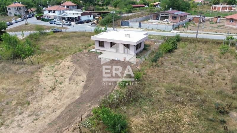 Едноетажна новопостроена къща за продажба, с три спални и двор, в с. Г