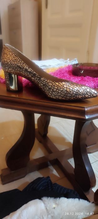 Vând pantofi piele toc 7 cm patrat auriu, deosebiti