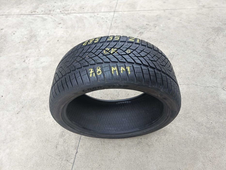 O anvelopa de iarna 295 35 21 Goodyear UltraGrip Performance 7,8 mm