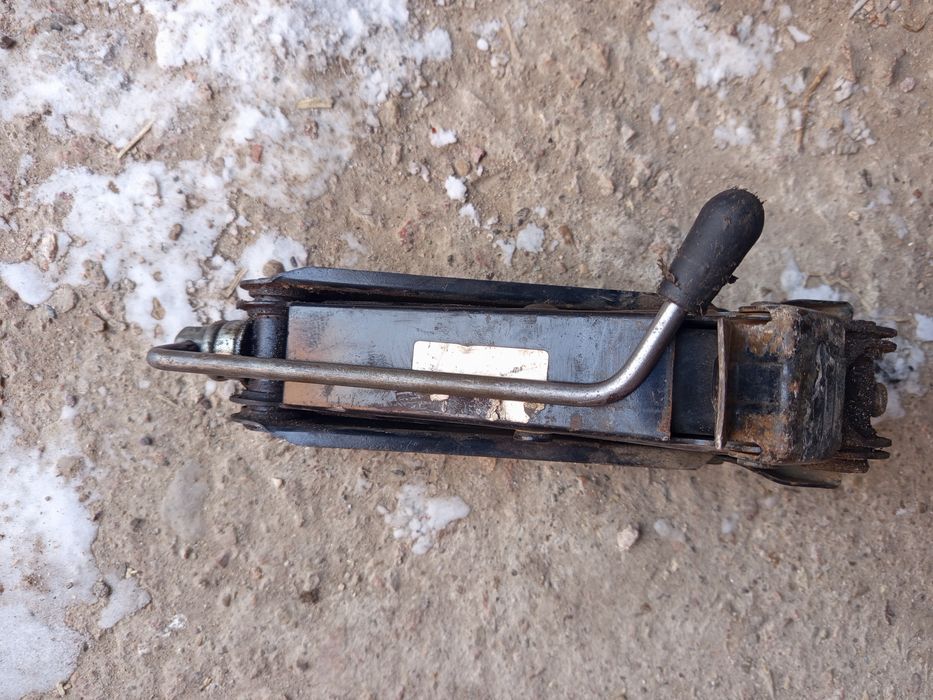 Продам домкрат на ладу гранту