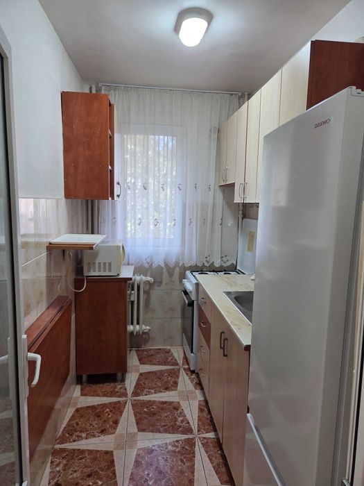 Inchiriez apartament decomandat 2 camere, Podul Ros