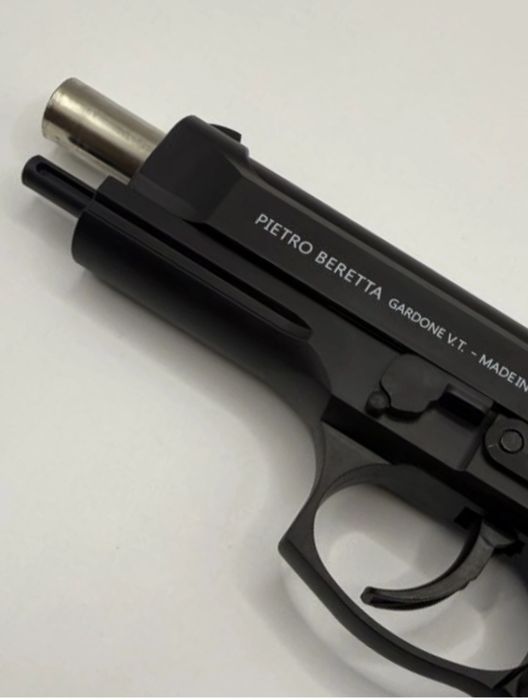 O'yinchoq realistik ko'rinishga ega to'pponcha beretta