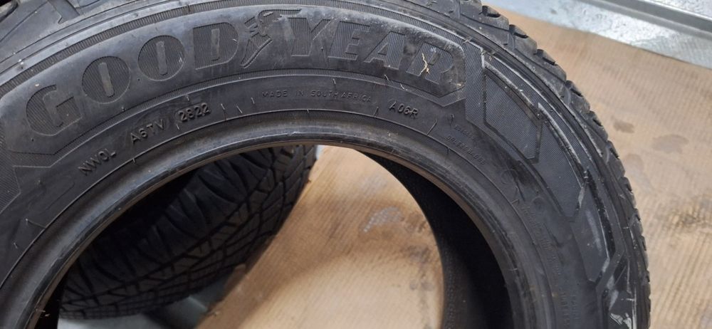 КАТО НОВА! 215 65 16C Goodyear ultragrip cargo