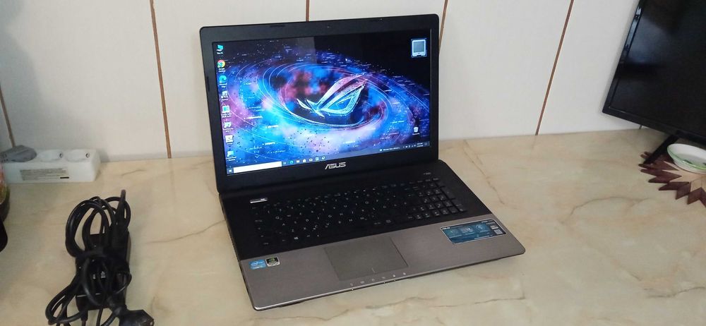 ASUS i7 Display Mare 17 8Gb ddr3 2 x placi video 2GB SSD gaming laptop