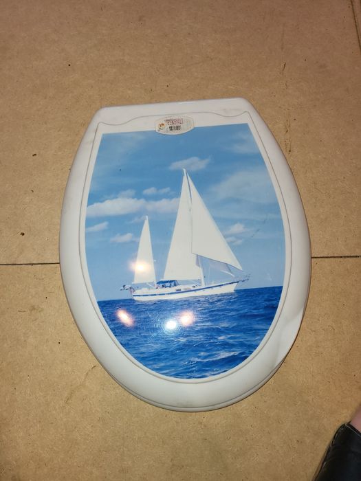 Продам кольцо с крышкой для унитаза б/у.