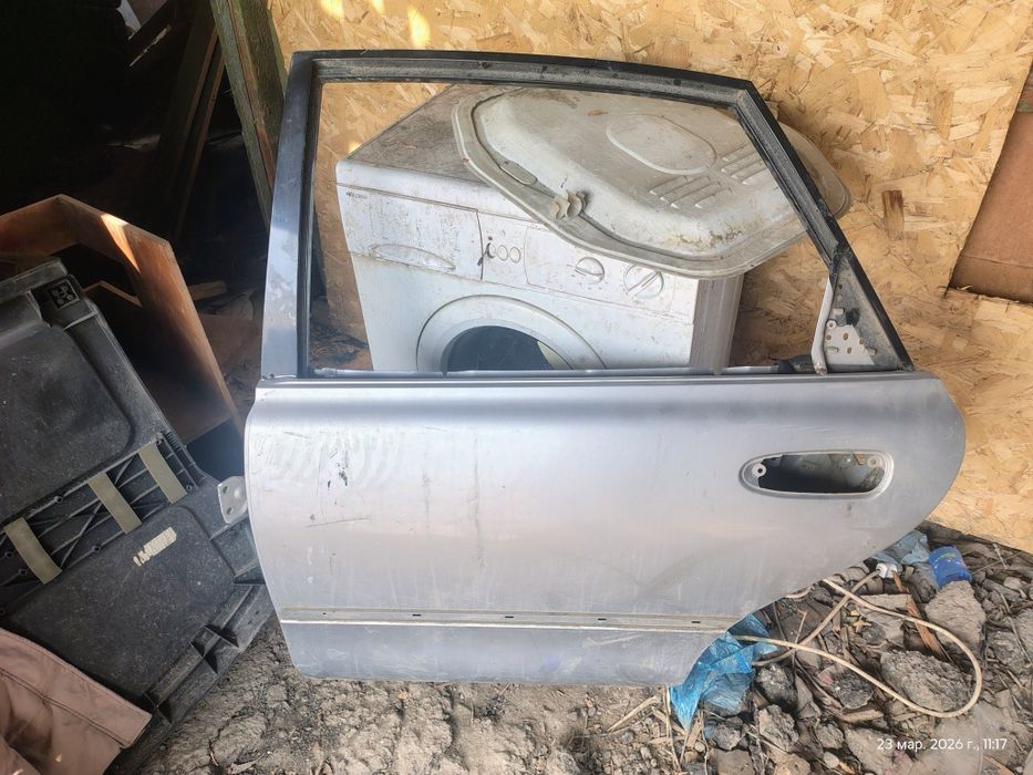 Продам две двери на мазду крону хэчбек