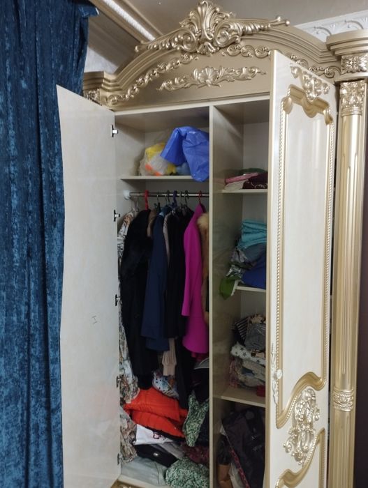 Шкаф сотилади узимники