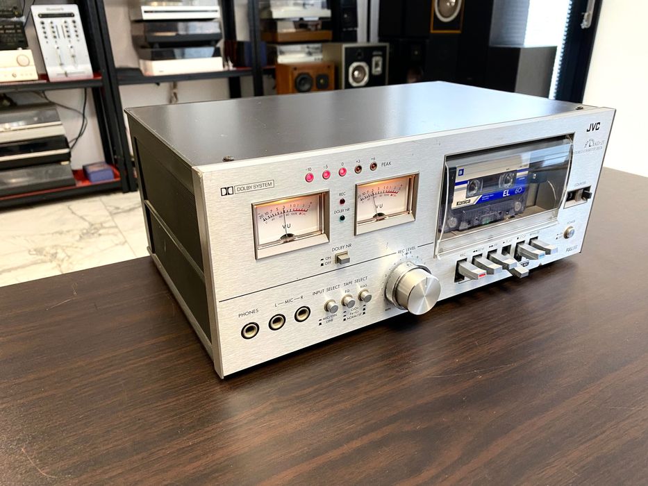 Чудесен касетен дек JVC