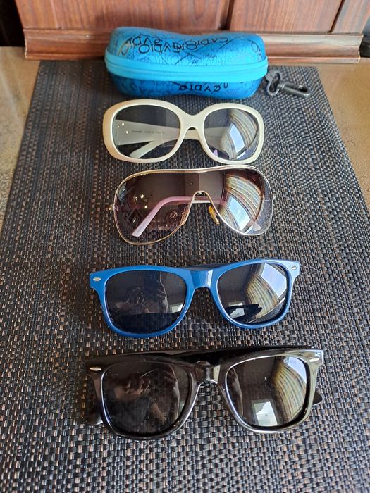 Лот от 4бр очила и калъф на обща цена 20лв