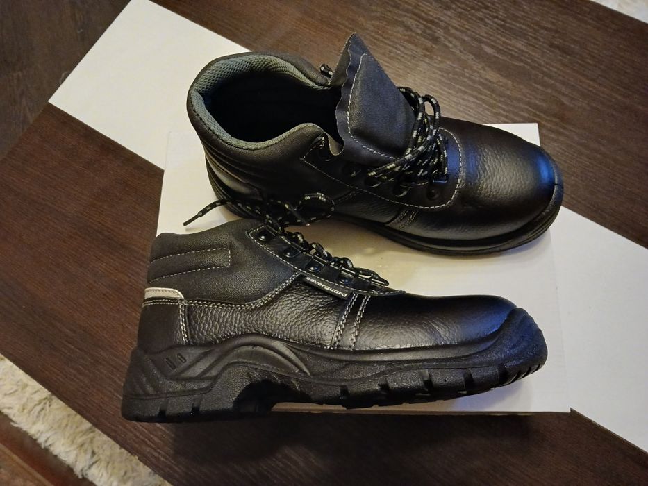 Vând bocanci de muncă