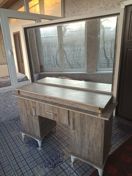 Yangi mebellar  bir ikki marta iwlatilgan holos  yangdek