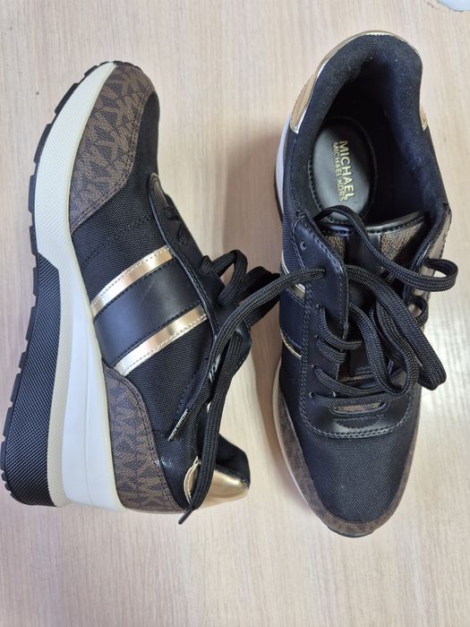 Продается кроссовки женские