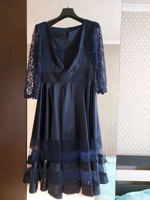 Продам платье и два костюма.