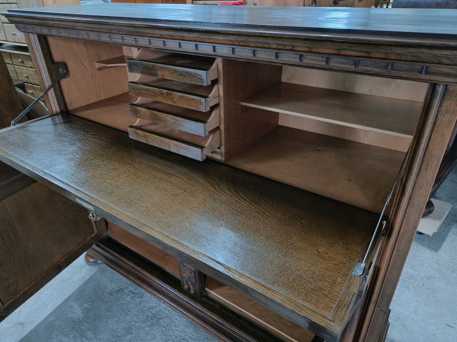 Елегантен дъбов шкаф с дърворезба