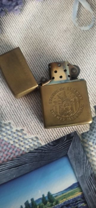 Bricheta zippo Solid Brass cu toc din piele neagra