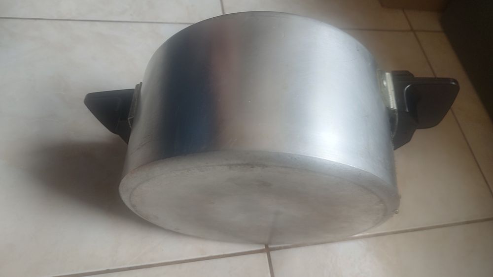 Vând oală presiune 4 l. Kukta made in Hungary