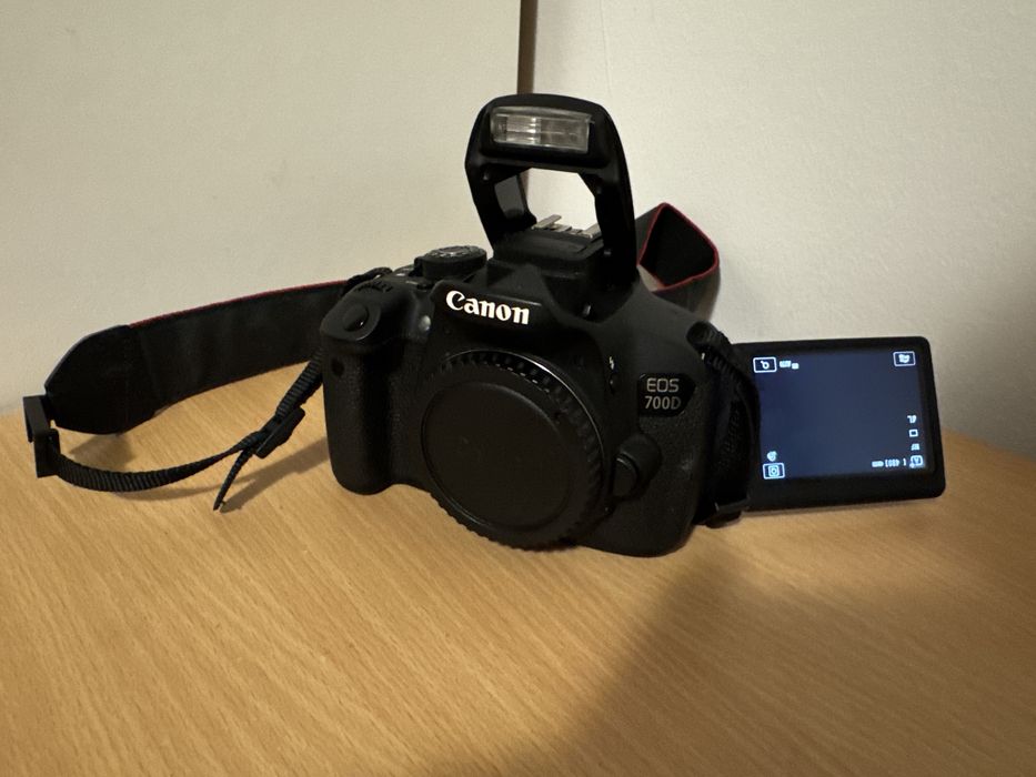 Canon EOS 700D + Obiectiv 18-55mm IS STM + Card 4GB + Baterie + Incarcator - Shutter 8533