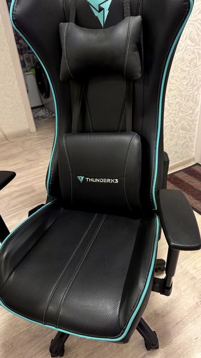 Продам игровое кресло ThunderX3 UC5.