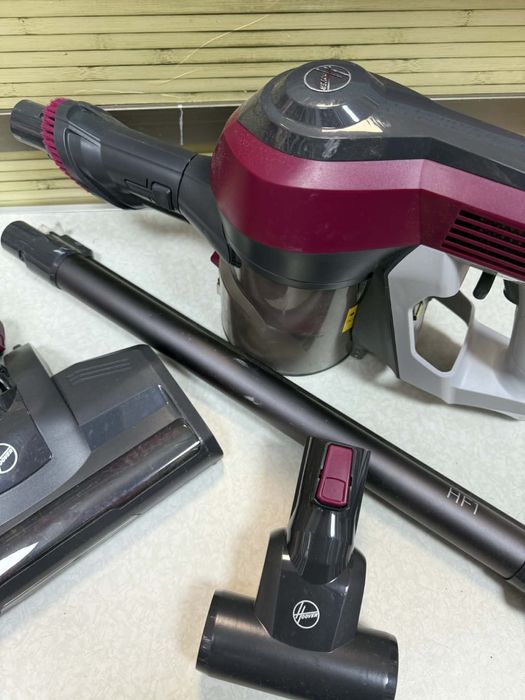 Вертикална прахосмукачка Hoover HF1