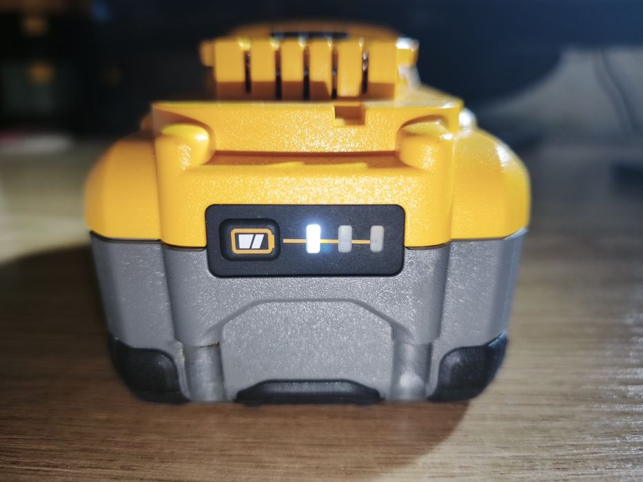 Батарея DeWalt 8Ah и 4Ah powerpack tabless
