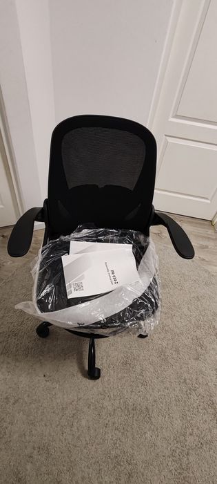 Scaun birou ergonomic Primy, reglabil cu cotiere rabatabile , negru.