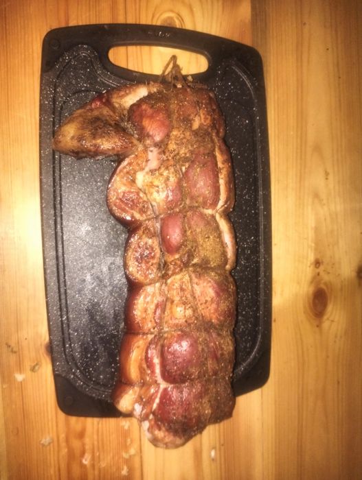 Грудинка , рулеты  и рёбра горячего копчения .