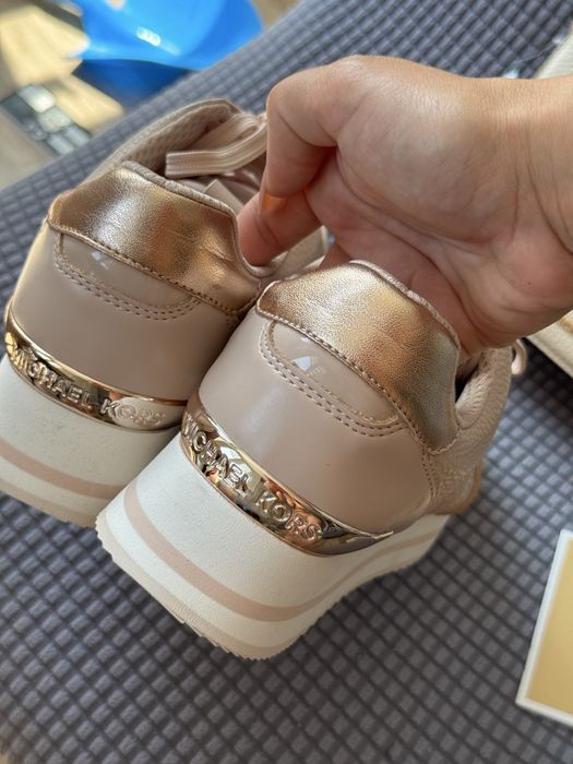 Кожена чанта с етикет michael kors