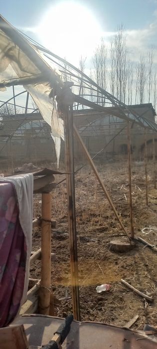 Иссикхона сотилади. Варианти хам бор  от, мол ва куйларга  бартер бор