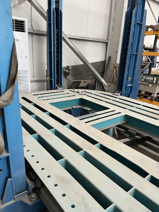 Стенд за разпъване на коли и камиони