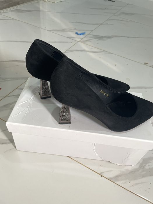 Продам босоножки замшевые