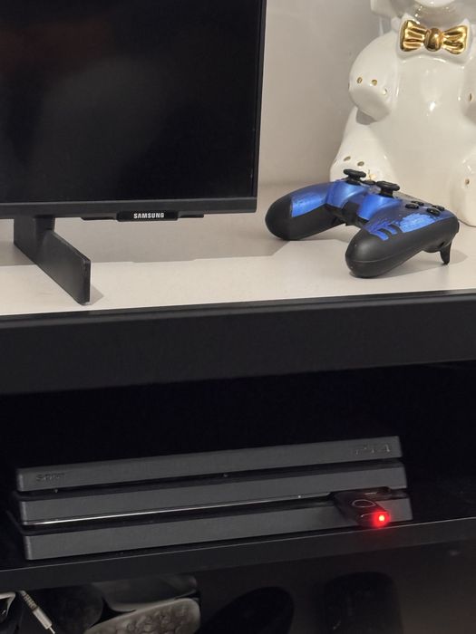 Vând playstation 4 pro