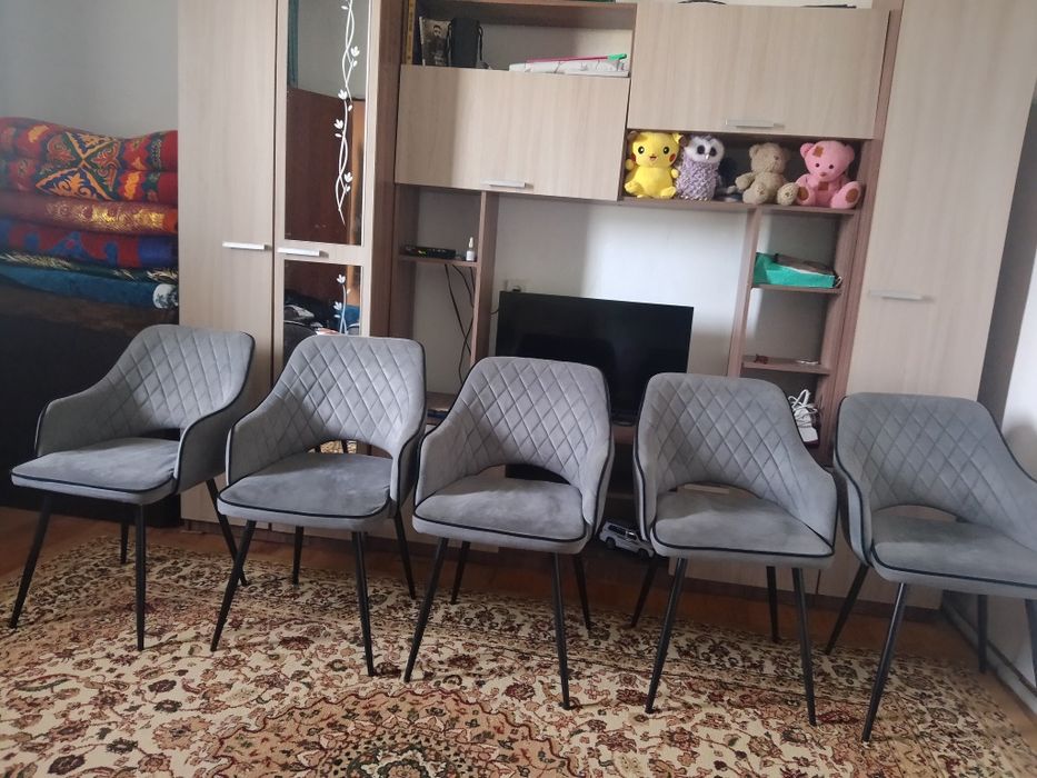 Стол стулья в хорошем состояние