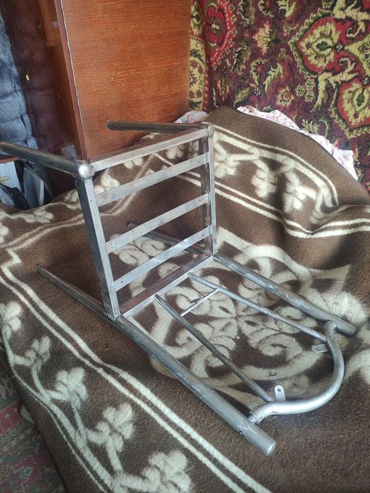 Прочный железный стул