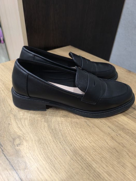 Продам лоферы женские