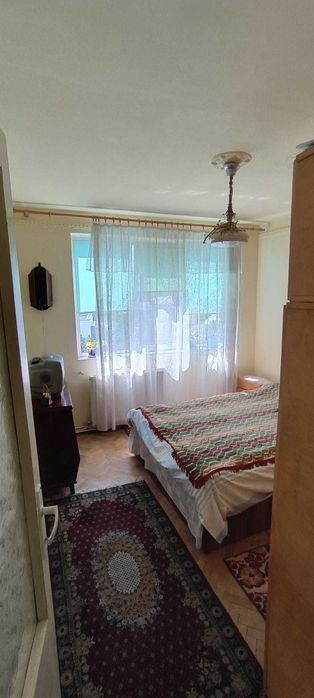 Vand apartament 2 camere + balcon, et. 3/4, zonă liniștită lângă școli și piață – Câmpina!