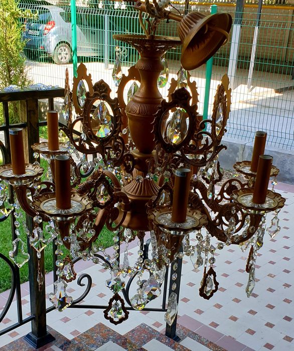 Люстра для гостиной в провансальском стиле.