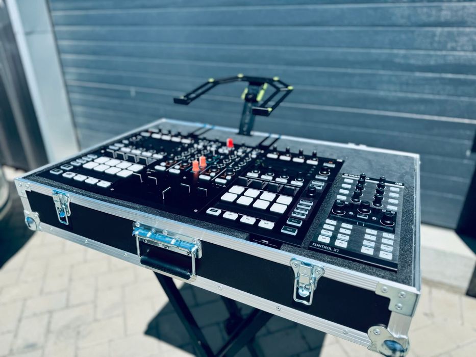 Traktor S8 X1 Mk2 si flightcase dedicat setup DJ Consola