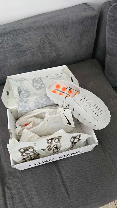 Нови, бели Nike MIND 001 в кутията. New, white Nike MIND 001 in the box.