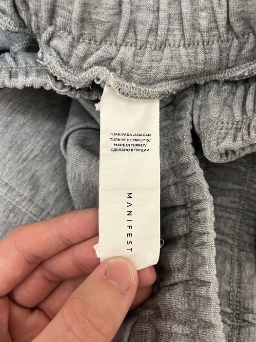 Серые спортивные брюки, Manifest