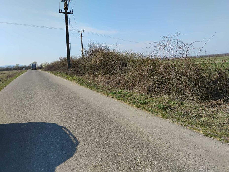 Teren extravilan 3 parcele total 37.400 mp, langa sosea asfaltata si posibilitate curent