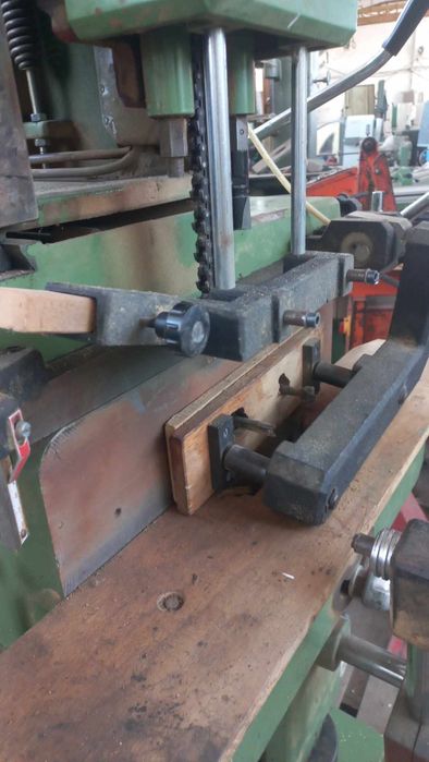 машина за пробиване на отвори за брави, и дръжки.